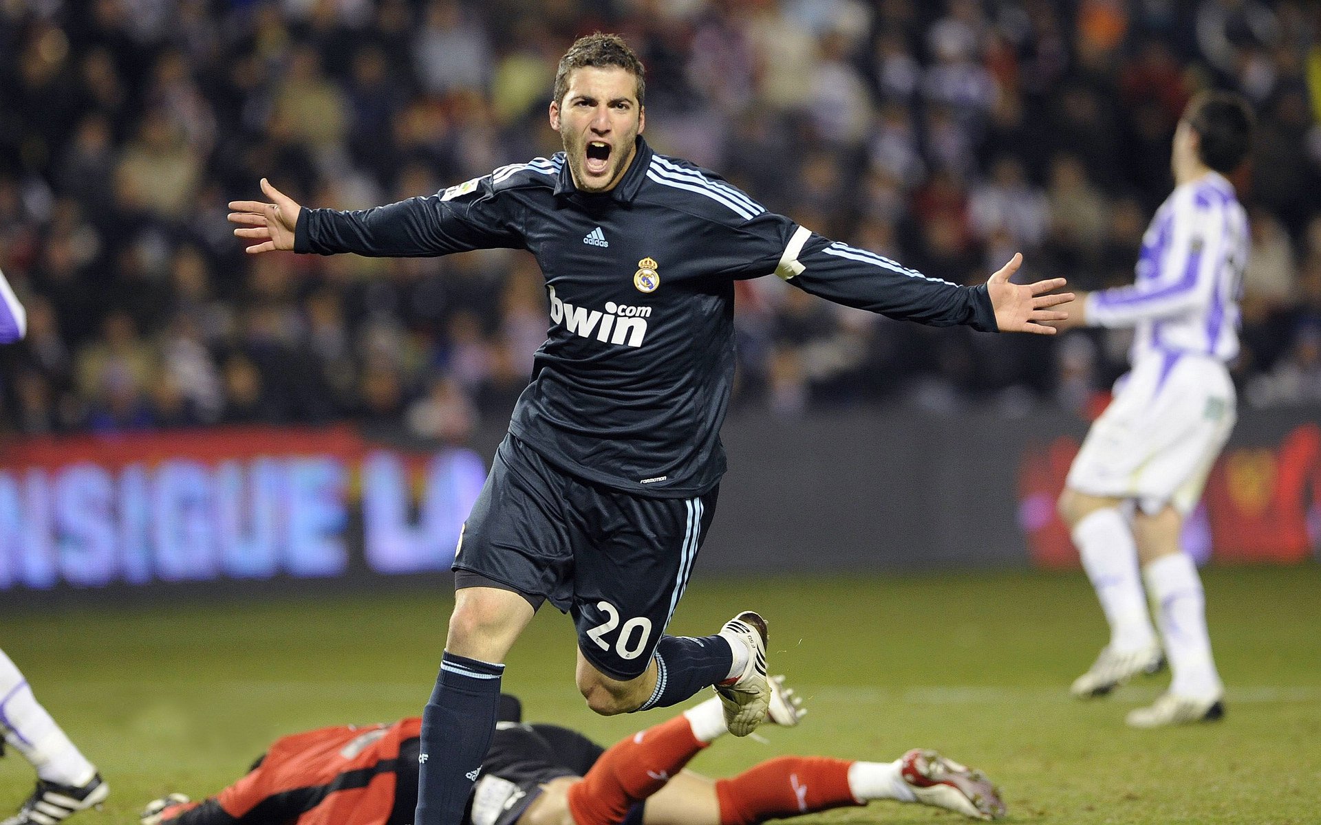 跨界狂胜与焦点接管，当广东大胜篮网，爱德华兹在意甲赛场闪耀