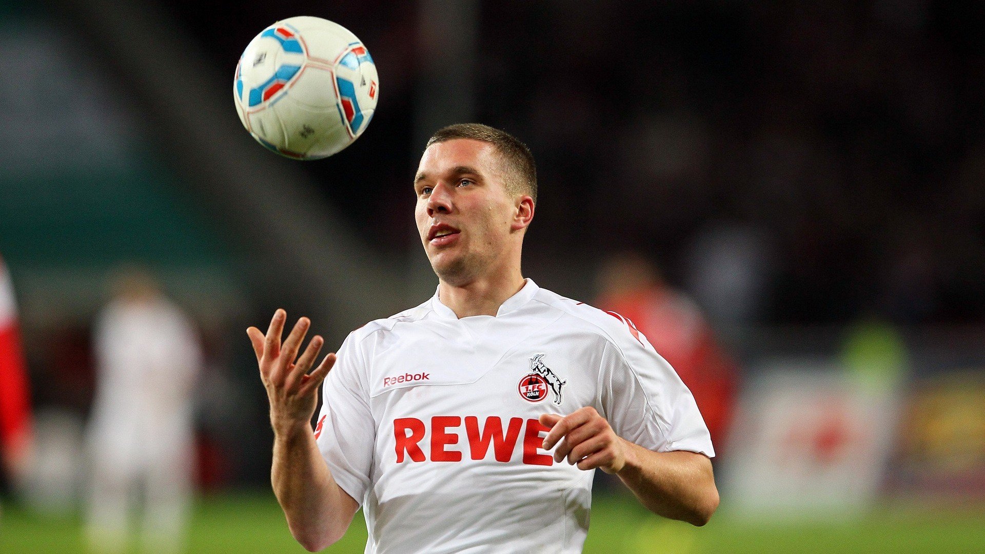 德甲争冠战焦点战，独行侠全面压制湖人，体育世界的平行叙事