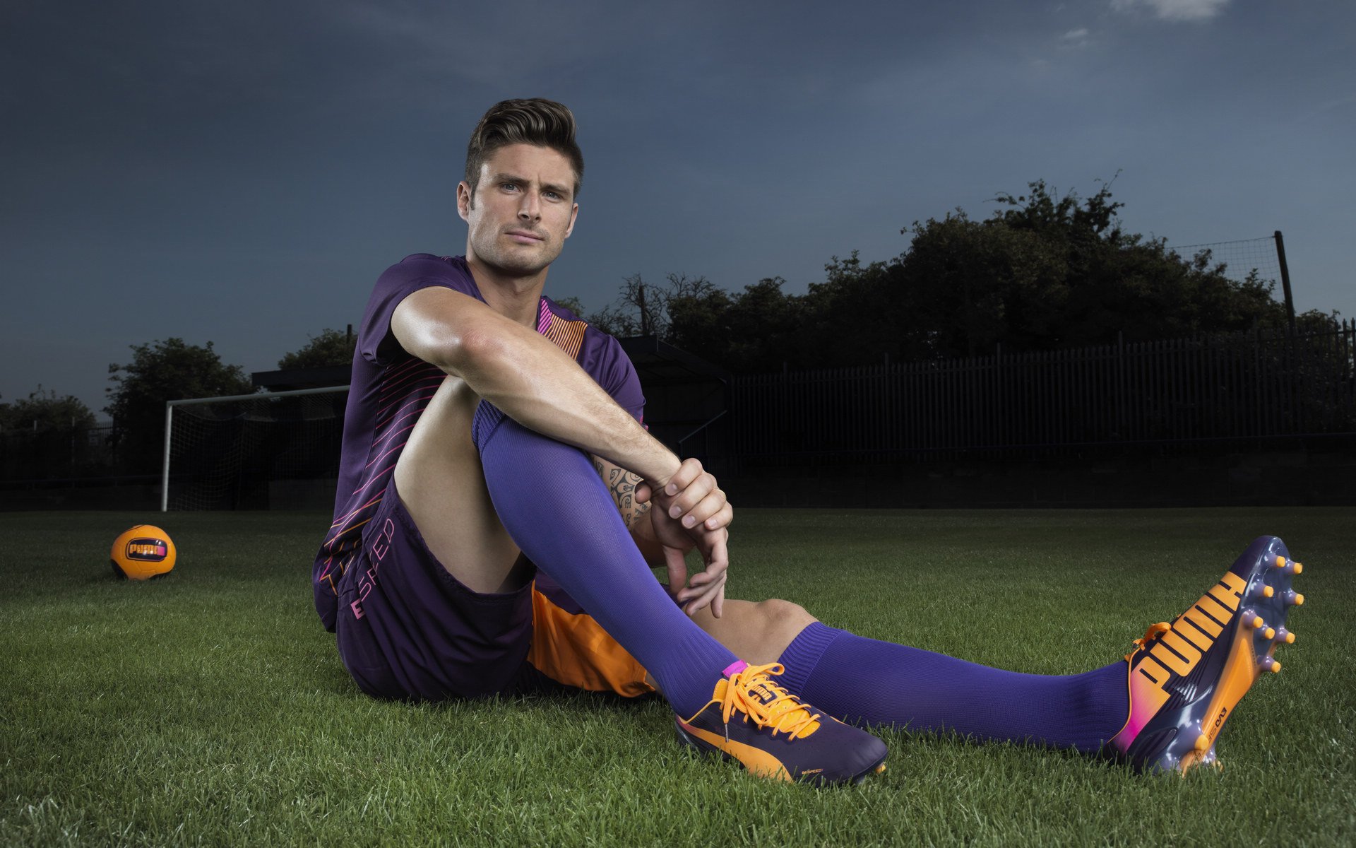 赛道上的逆袭，红牛二队力克阿斯顿马丁，塞恩斯高光表现改写格局